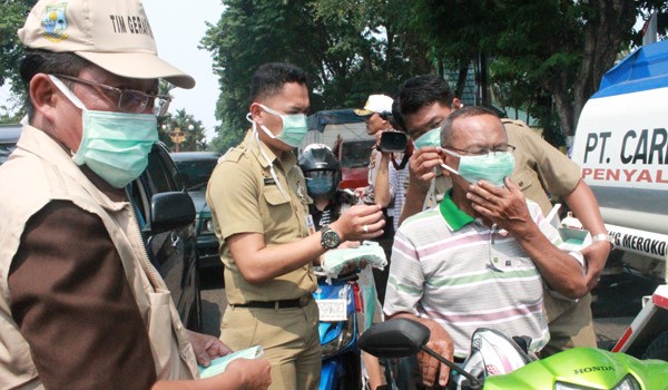 Wakil Walikota (Wawako) Jambi Abdullah Sani, turun langsung bersama Dinas Kesehatan (Dinkes) Kota Jambi bagi-bagi masker di Simpang Kantor Camat Kota Baru Rabu siang ini (17/9)